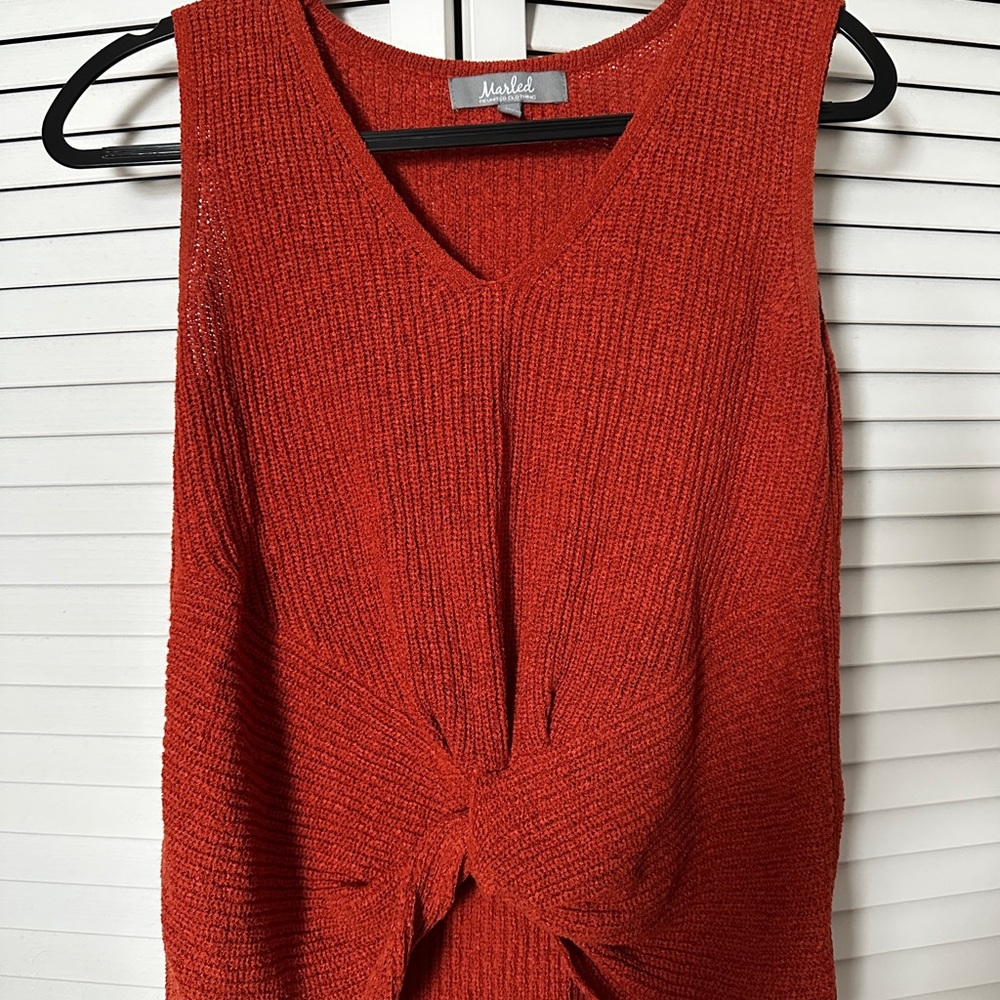 Sweater tank top knotted in front